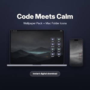 Op de afbeelding: Een digitale productweergave met een laptop en smartphone die donkere, mistige berghoogtepunten tonen. De tekst luidt Code Meets Calm, Wallpaper Pack + Mac Folder Icons en Instant digital download. Acht donkere vierkante mapiconen zijn zichtbaar.