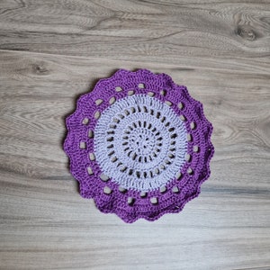 Piccolo centrino in diversi colori. Decorazione. Accessori per la casa.