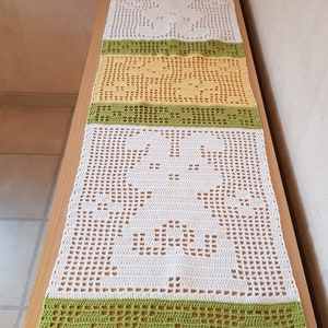 Schema all'uncinetto per un runner pasquale: una splendida decorazione pasquale, un vero colpo d'occhio per Pasqua. Runner pasquale con coniglietto pasquale.