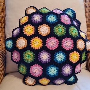 Haakinstructies / Haakpatroon voor rond Granny Square Kussen Kussen Granny Squares Zeshoekige Vierkantjes Decoratie Woonaccessoire