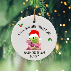 Mona Christmas Ornament, Who's That Wonderful Girl TV Show Present, Kanadyjska ceramiczna bombka choinkowa, Pomysł na Secret Santa, Prezent dla mamy