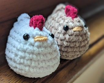 peluche poule en crochet , mini poulet porte clé, mabel la poule