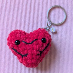Knuffelige sleutelhanger op zakformaat met initiaal, mini gehaakt hartje, gepersonaliseerd cadeau voor koppel, Valentijnsdag of vriendin