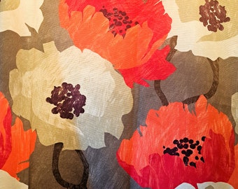 Pair of curtains printed with vallmo flowers on strong colour on greybottom.