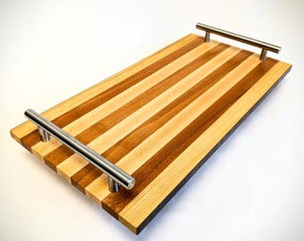 Podnieś poziom swojego przyjęcia dzięki tacce Artisan Solid Wood Serving Tray. Wykonana z najwyższej jakości twardego drewna.