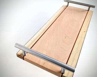 Podnieś poziom swojego przyjęcia dzięki tacce Artisan Solid Wood Serving Tray. Wykonana z najwyższej jakości twardego drewna.