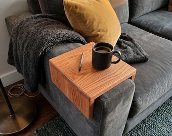 Bandeja artesanal para braço de sofá em carvalho vermelho ou bordo - Suporte minimalista de madeira para sofá - Mesa de apoio de braço personalizada - Decoração moderna para sala de estar - Capa para sofá