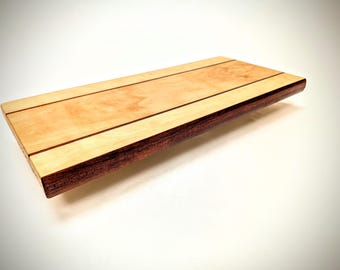 Autentyczna drewniana deska do krojenia: naturalne usłojenie, antypoślizgowe silikonowe nóżki. Wykonana z najwyższej jakości drewna, ręcznie wykończona dla trwałej jakości.