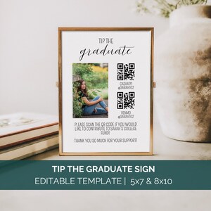 Peut inclure: Une affiche imprimable avec un cadre noir et un fond blanc. L'affiche dit "Tip the graduate" en écriture cursive. Il y a une photo d'une jeune femme dans le coin supérieur gauche et deux codes QR dans le coin supérieur droit. Les codes QR sont étiquetés "Cashapp @SARAH102" et "Venmo @SARAH102". Le texte sous les codes QR dit "Veuillez scanner le code QR si vous souhaitez contribuer au fonds universitaire de Sarah ! Merci beaucoup pour votre soutien !"