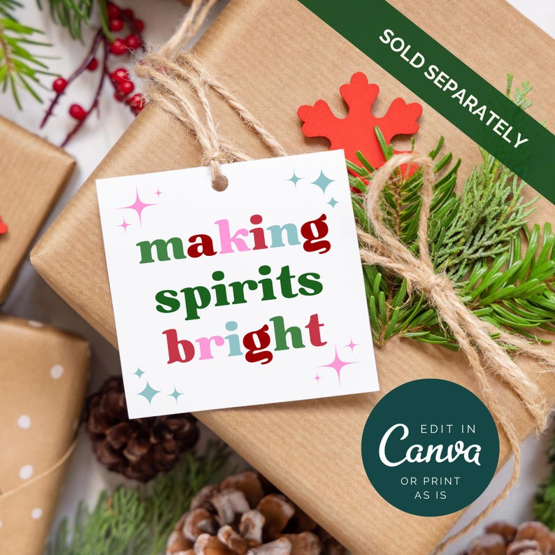 Puede incluir: Una etiqueta de regalo blanca con el texto "making spirits bright" en letras de colores. La etiqueta est&aacute; atada con un cordel y decorada con peque&ntilde;as estrellas. La etiqueta est&aacute; en una caja de regalo de papel marr&oacute;n con ramas de pino verdes y un copo de nieve rojo.
