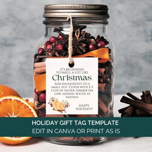 Puede incluir: Una plantilla de etiqueta de regalo imprimible con un tema navideño festivo. La etiqueta presenta un frasco lleno de especias y cáscaras de naranja, junto con el texto "It's beginning to smell a lot like Christmas". La etiqueta también incluye instrucciones para hacer un popurrí navideño, y el texto "Happy Holidays!"