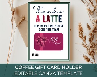 Op de afbeelding: Een afdrukbare cadeaukaart-houder sjabloon met de tekst "Thanks a Latte for everything you've done this year!" en een roze cadeaukaart met een strik. De tekst "Coffee Gift Card Holder Editable Canva Template" staat onderaan de afbeelding.
