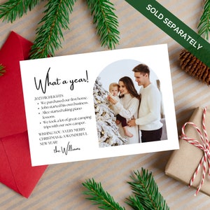 Puede incluir: Una tarjeta de Navidad blanca con una foto de una familia de tres personas de pie frente a un &aacute;rbol de Navidad. El texto de la tarjeta dice "&iexcl;Qu&eacute; a&ntilde;o!" y enumera los aspectos m&aacute;s destacados del a&ntilde;o, incluida la compra de una casa, el inicio de un negocio, la toma de clases de piano y los viajes de campamento. La tarjeta est&aacute; firmada "the Williams".