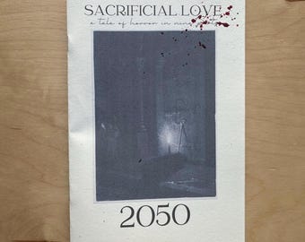 Może przedstawiać: Okładka książki z tytułem "Sacrificial Love: A tale of horror in nine parts" i nadrukowanym rokiem "2050". Okładka przedstawia czarno-białe zdjęcie słabo oświetlonego pokoju z postacią stojącą w drzwiach.
