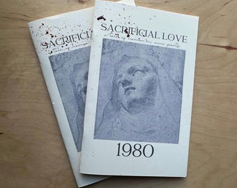 Może przedstawiać: Dwa białe książki w miękkiej oprawie z czarno-białym obrazem twarzy kobiety na okładce. Tekst na okładce brzmi "Sacrificial Love: a tale of horror in nine parts" i "1980".