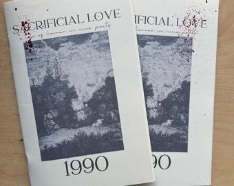 Może przedstawiać: Dwie kopie książki zatytułowanej "Sacrificial Love: a tale of horror in nine parts" z czerwonym wzorem rozprysku. Okładka książki przedstawia czarno-biały obraz sceny leśnej. Rok 1990 jest nadrukowany na okładce.