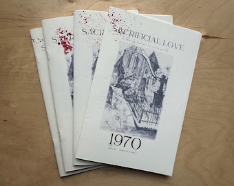 Może przedstawiać: Stosik czterech białych książek kieszonkowych z czerwonymi plamami farby. Górna książka ma tytuł "Sacrificial Love" i tekst "1970 The annual".