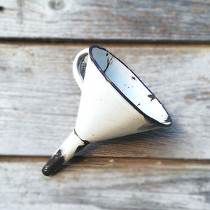 Vintage Retro White Enamel Funnel – Classic White Enamel Kitchen Tool, Rustic Farmhouse Decor, Vintage Kitchenware