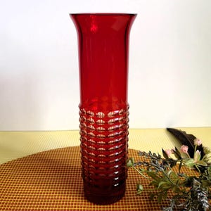 Vintage Red Glass Vase – Striped Art Glass – Mid-Century Decor – Retro Home Accent – Excellent Condition