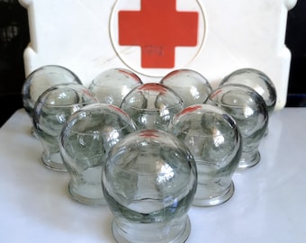 Ventosas médicas vintage de vidrio para masaje con vacío. Vasos de fuego. Frascos de vidrio médico. Medicina soviética. Pequeños jarrones decorativos. Fabricados en la URSS en los años 60-70.