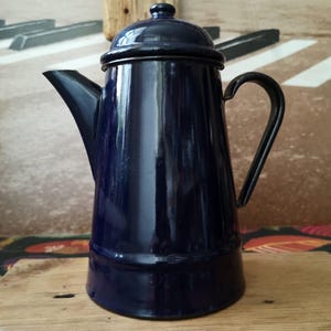 Vintage Enamel Pitcher with Lid || Dark Blue Metal Jug || 1960s Polish Enamelware || Farmhouse Deco || Country Cottage Kitchen