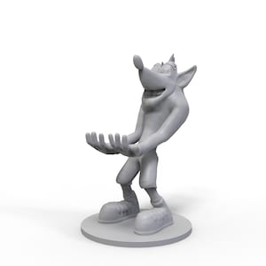 Könnte beinhalten: Eine graue 3D-gedruckte Figur eines Comic-Charakters mit einem breiten Grinsen, großen Ohren und einer langen Nase. Die Figur steht auf einem runden Sockel mit ausgestreckten Armen.