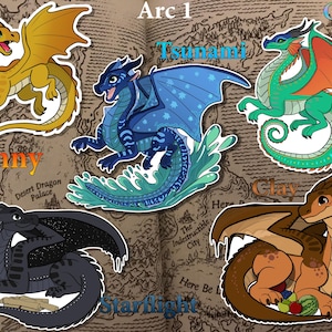 K&ouml;nnte beinhalten: Eine Sammlung von sechs bunten Drachenaufklebern, jeder mit einem einzigartigen Design und Namen. Die Aufkleber zeigen Drachen namens Sunny, Tsunami, Glory, Clay, Starlight und einen gelb-orangen Drachen. Der Text "Arc 1" ist ebenfalls sichtbar.