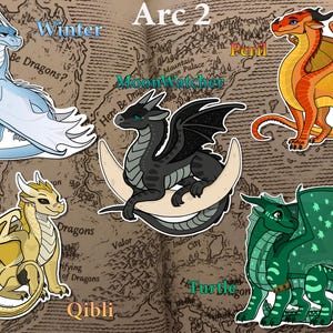 K&ouml;nnte beinhalten: Sechs Drachenillustrationen mit einzigartigen Farben und Designs, vor einem Kartenhintergrund. Die Drachen sind mit Namen wie "Winter", "Peril" und "Moonwatcher" beschriftet. Der Text "Arc 2" befindet sich oben.