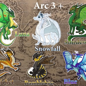 K&ouml;nnte beinhalten: Eine Sammlung farbenfroher Drachenaufkleber, jeder mit einzigartigen Designs und Namen wie Luna, Snowfall, Sundew, Cricket, Bumblebee und Blue. Die Aufkleber sind vor einem Kartenhintergrund mit dem Text "Arc 3+" platziert.