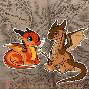 K&ouml;nnte beinhalten: Zwei Comic-Drachen, einer rot und einer braun, sitzen auf einer Karte mit dem Text "Here Be Dragons" und r&ouml;sten einen Marshmallow am Stock.