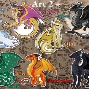 K&ouml;nnte beinhalten: Eine Sammlung farbenfroher Drachenaufkleber, jeder mit einem einzigartigen Design und Namen. Die Aufkleber zeigen Drachen in verschiedenen Posen und Farben, darunter Blau, Gelb, Gr&uuml;n und Schwarz. Text enth&auml;lt "Winter", "Kinkajou", "Moon", "Qibli", "Turtle", "Peril" und "Darkstalker".