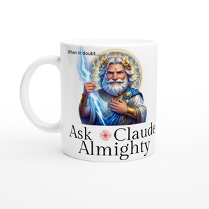 Puede incluir: Taza de cerámica blanca con una ilustración de un hombre barbudo sosteniendo rayos, con el texto "Ask Claude Almighty". La taza tiene un asa y un halo dorado alrededor de la cabeza del hombre.