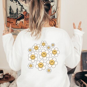 Happiness Smile Daisy Sweatshirt, Trendy Sweatshirt, Aesthetic Sweatshirt, Smiley Shirt, VSCO Crewneck, Flower Sweatshirt, Positive Shirt