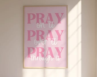 Różowa chrześcijańska sztuka ścienna do druku, różowa sztuka ścienna do pokoju w akademiku PRAY, cyfrowa sztuka różowego Pisma Świętego, plakat z różową typografią wersetów biblijnych