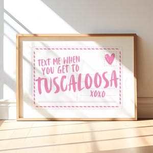 Decorazione murale di Tuscaloosa, messaggio rosa "Mettimi un messaggio quando arrivi a Tuscaloosa", decorazione murale rosa per dormitorio dell'Alabama, stampa rosa di Tuscaloosa, decorazione murale preppy dell'Alabama