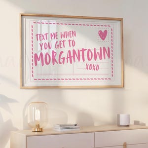 Arte de parede em Morgantown, impressão em West Virginia, envie uma mensagem quando chegar a Morgantown, West Virginia, arte de parede para dormitório, pôster de dormitório com cartão postal rosa