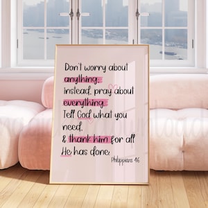 Arte de pared imprimible cristiano de color rosa preppy, versículo bíblico, arte de pared para dormitorio, decoración de pared rosa, arte de pared, arte digital, póster de versículo bíblico