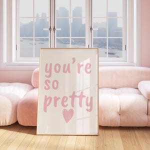 Arte de pared rosa de moda, arte de pared digital para habitación de adolescentes "Eres tan bonita", decoración de pared para dormitorio, arte de pared para habitación hermosa con tipografía rosa, póster rosa