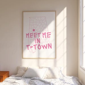 Art mural carte Tuscaloosa, Meet Me in T-Town Alabama dortoir art mural imprimable, impression Tuscaloosa, affiche dortoir, art mural rose foncé