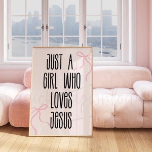 Arte de pared imprimible cristiano de color rosa con versículos bíblicos, arte de pared para dormitorio, decoración de pared con lazo rosa, póster de versículos bíblicos de arte digital