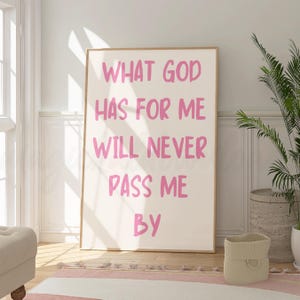 Arte de pared cristiano imprimible en rosa preppy, impresión rosa con versículo bíblico para dormitorio, decoración de pared con escrituras rosas, póster rosa de Jesús