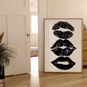 Póster de labios en blanco y negro, impresión de salón de belleza con labios en blanco y negro, arte digital de besos de lápiz labial, arte de pared de salón de maquillaje de chica negra y genial, póster negro