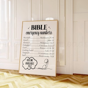 以下が含まれることがあります： 「BIBLE emergency numbers」というテキストと、さまざまな状況に対応する聖書の節のリストが書かれた白黒の印刷可能なポスター。「心配している？」「怒っている？」「不安？」「不幸？」「迷子？」「信仰が足りない？」「誘惑されている？」「悲しい？」など。ポスターには、