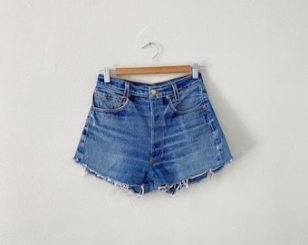 Pantalones cortos vaqueros Levi's de cintura alta y lavado medio para mujer, 27"