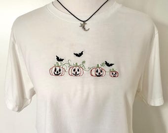 Embroidered Pumpkins and Bats Cropped Crewneck Tee Women’s S
