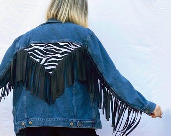 Chaqueta vaquera reciclada con flecos de cebra para mujer (talla M)