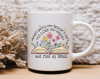 Tasse Geschenk Personalisierte Tasse mit Namen zum Geburtstag Bücherwurm Leseratte Bücher Blumen Geschenkidee Reading Booktrovert Gift