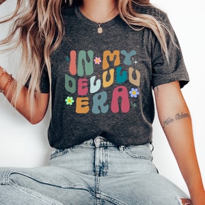 Camiseta divertida de "In My Delulu Era", camiseta de mamá, camiseta de mejor amiga, camisetas divertidas con frases, camiseta retro divertida y estilo hippie.