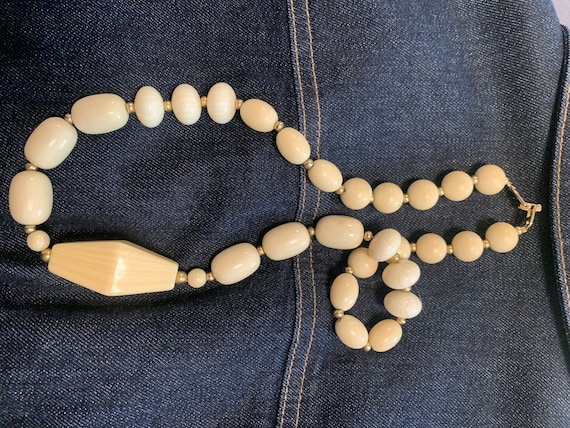 Napier chunky beaded ivory colored necklace. Mid-… - image 1