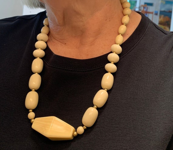 Napier chunky beaded ivory colored necklace. Mid-… - image 2